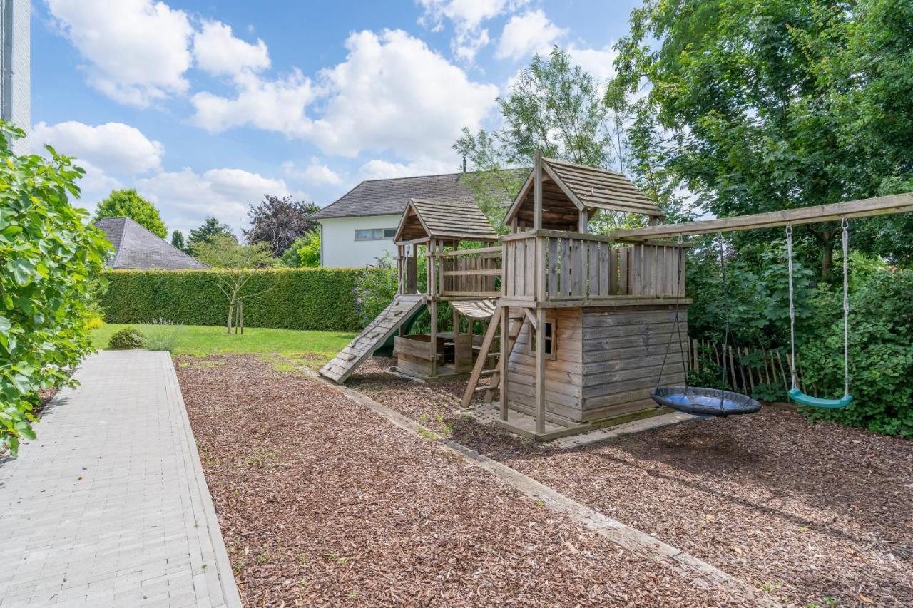 Ruime Woning Met Grote Omheinde Tuin *